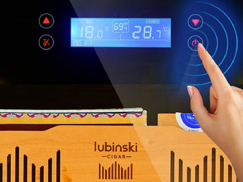 Tủ bảo quản xì gà Lubinski RA 668 sở hữu thiết kế màn hình cảm ứng rất dễ sử dụng